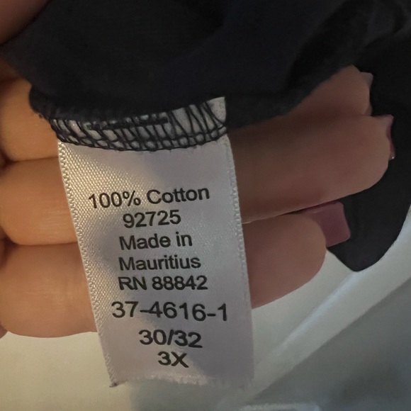 Two woman within shirts size 30/32 - Picture 13 of 13